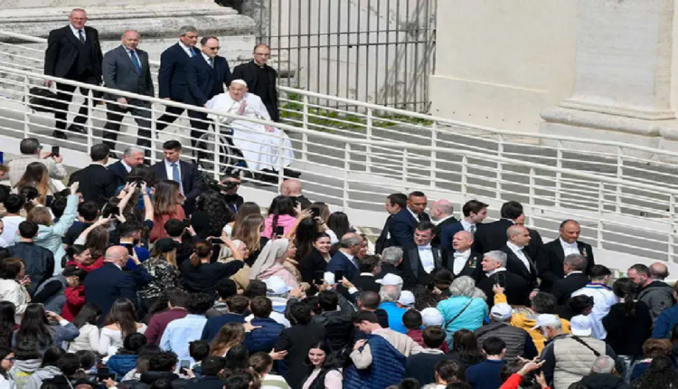 Papa Francisco aparece por sorpresa en la plaza de San Pedro en Domingo de Ramos