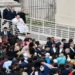 Papa Francisco aparece por sorpresa en la plaza de San Pedro en Domingo de Ramos