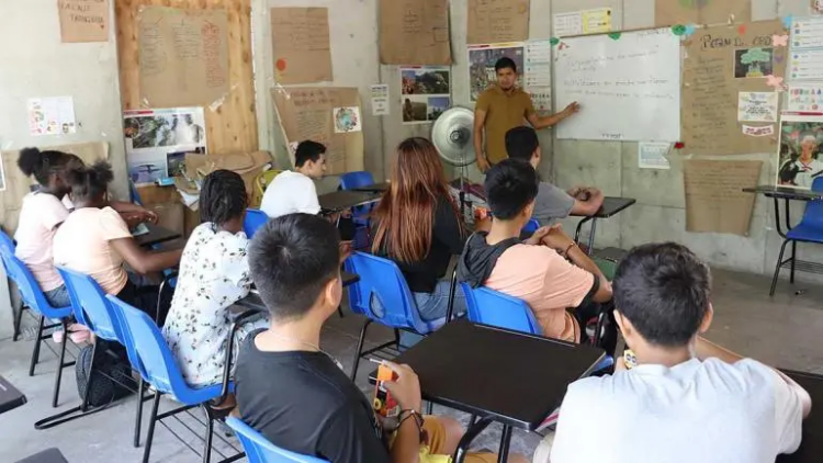 Maestros imparten clases a niños migrantes varados en Tapachula