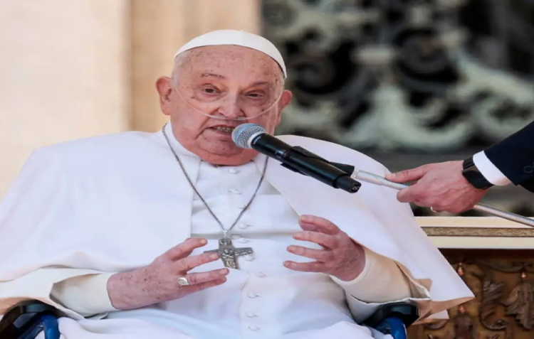 El Papa Francisco, convaleciente, aparece por sorpresa en la plaza de San Pedro
