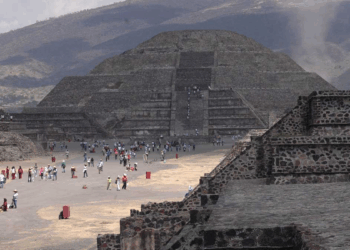 INAH ya permite que visitantes suban a la Pirámide de la Luna en Teotihuacán