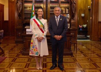 Claudia Sheinbaum dialoga con el primer ministro de Belice, John Briceño