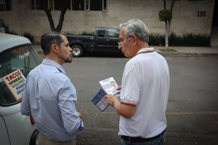 Ricardo Oropeza Bueno recorre el Jardín del Arte y dialoga con la ciudadanía