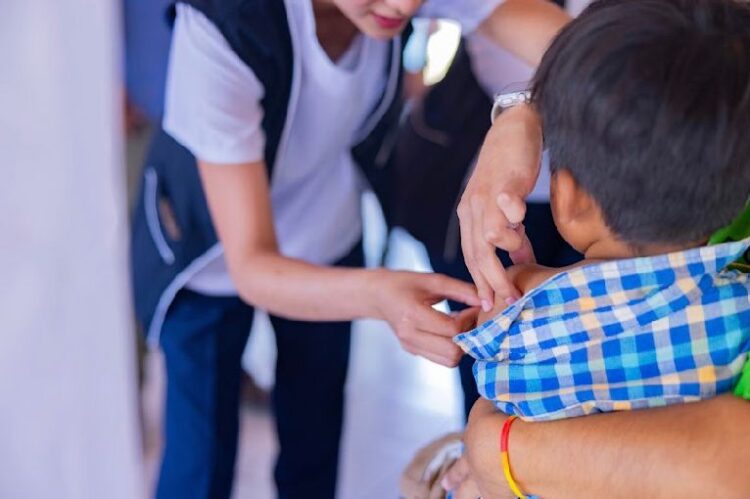 Vacunan a jornaleros de tabaco y sus familas en Nayarit contra sarampión, hepatitis y otras enfermedades