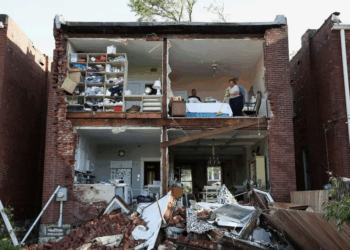 Tornados arrasan en Kentucky y Misuri; dejan al menos 21 muertos
