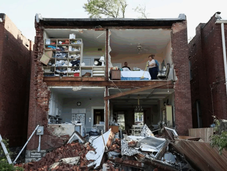 Tornados arrasan en Kentucky y Misuri; dejan al menos 21 muertos