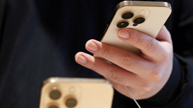 Trump amenaza a Apple con aranceles del 25% si sus teléfonos no se fabrican en EE.UU.