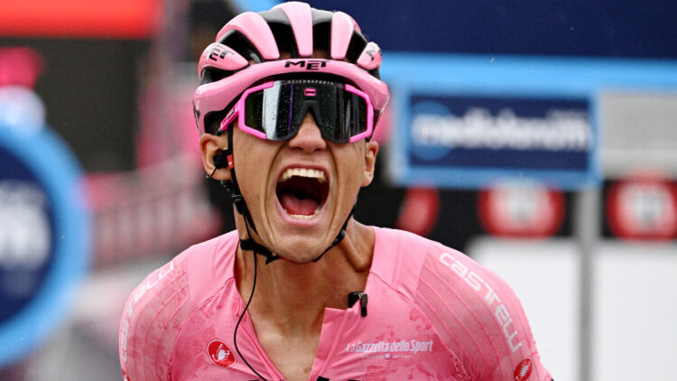 Isaac del Toro celebra con su mamá el triunfo histórico en el Giro de Italia 2025: emotivo video