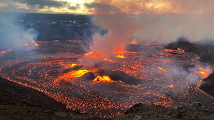 Volcán Kilauea en Hawái entra en erupción y lanza chorros de lava