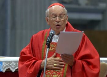 Cardenal Giovanni Battista Re llama a mantener la unidad de la Iglesia en misa previa al cónclave