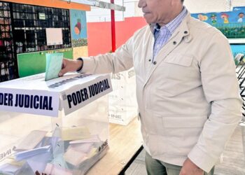 Rufino H León Tovar acude a votar; será una jornada histórica, aseguró