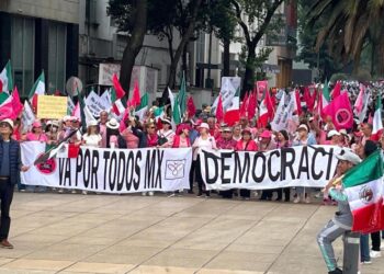 Domingo negro: ciudadanos marchan en CDMX contra la elección del Poder Judicial