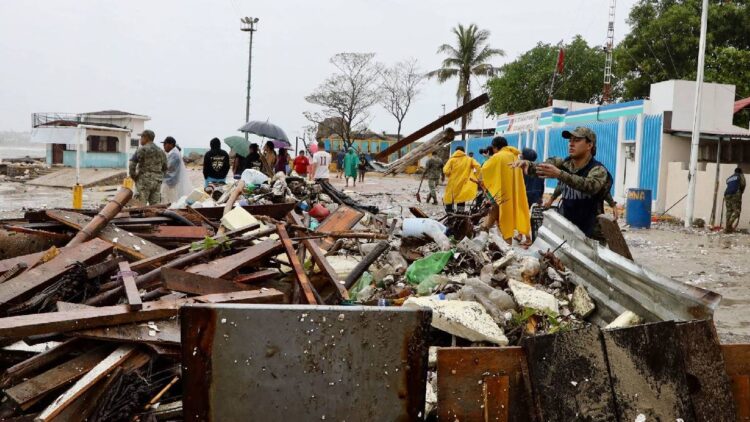 CFE reporta afectaciones por huracán Erick en Oaxaca; más de 120 mil usuarios sin luz