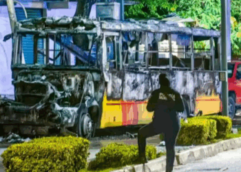 Hallan cinco cuerpos calcinados en autobús incendiado en Acapulco