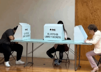 Elección judicial: Beatriz Gutiérrez Müller y su hijo acuden a votar en una casilla de la CDMX