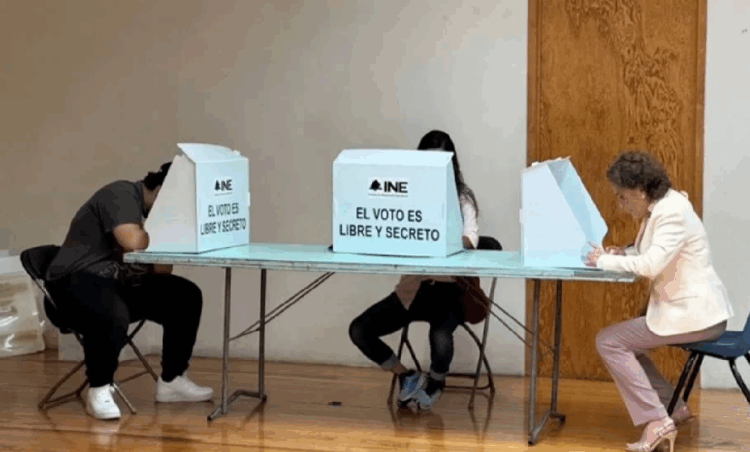 Elección judicial: Beatriz Gutiérrez Müller y su hijo acuden a votar en una casilla de la CDMX