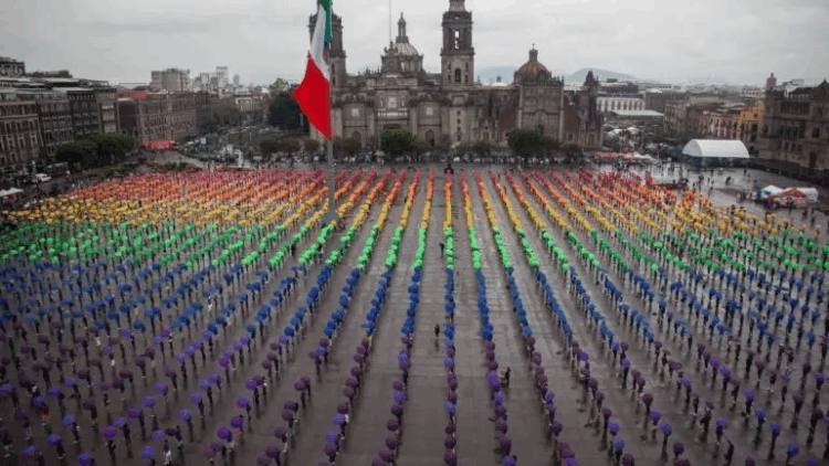 Levanta CDMX en el Zócalo la bandera LGBTTTIQ+ más grande del mundo
