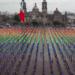 Levanta CDMX en el Zócalo la bandera LGBTTTIQ+ más grande del mundo