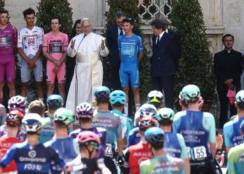 Papa León XIV saluda a Isaac del Toro en el Giro de Italia 2025: así se vivió el emotivo momento
