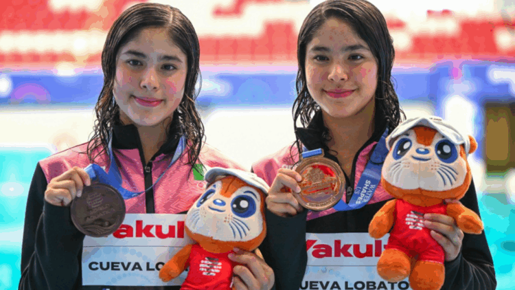 Las gemelas Lía y Mía Cueva Lobato se cuelgan el bronce en el Mundial de Clavados… ¡a los 14 años!