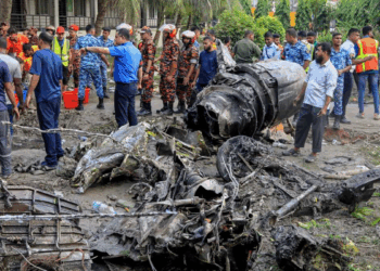Al menos 19 muertos tras estrellarse avión militar sobre escuela en Daca, Bangladesh