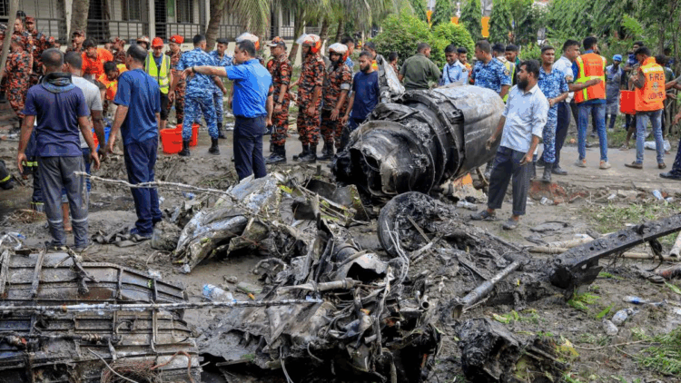 Al menos 19 muertos tras estrellarse avión militar sobre escuela en Daca, Bangladesh