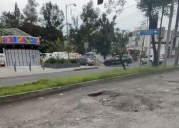 Colonos de Tecamachalco piden atención urgente a crisis de baches y socavón en Naucalpan