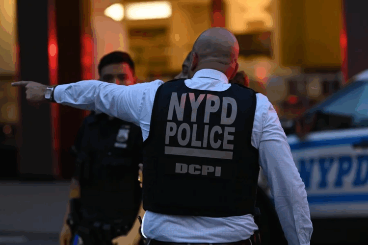 Al menos cuatro muertos, entre ellos un policía, en un tiroteo en Nueva York