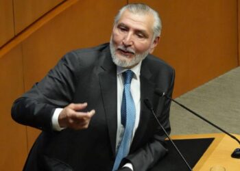 Senador Adán Augusto López acude al Congreso Nacional de Morena, en medio de empujones