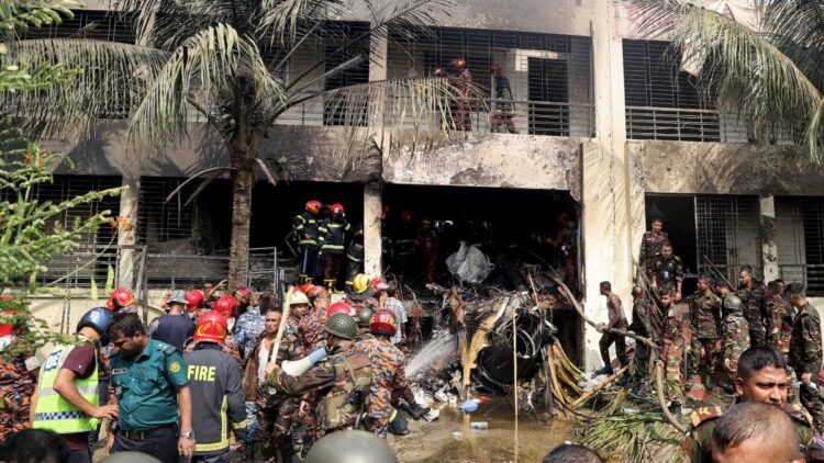 Sube a 27 el número de víctimas tras caída de avión en escuela de Bangladesh