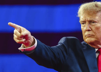 Trump acusa a Obama de traición en declaración pública