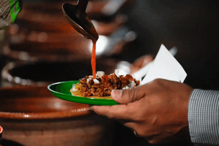 Detectan estas bacterias peligrosas en salsas de puestos callejeros cercanos al Metro