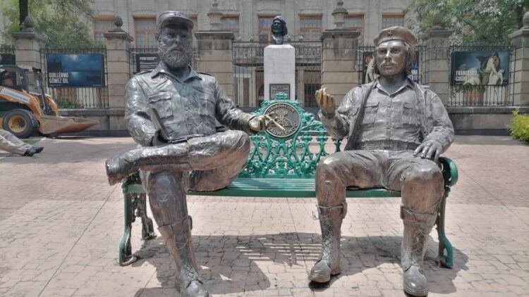 Retiran escultura de Fidel y el Che en la colonia Tabacalera