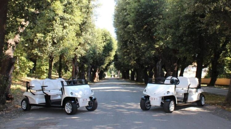 Obsequian al papa León XIV dos vehículos eléctricos que pueden transportarse en avión para usar en sus giras