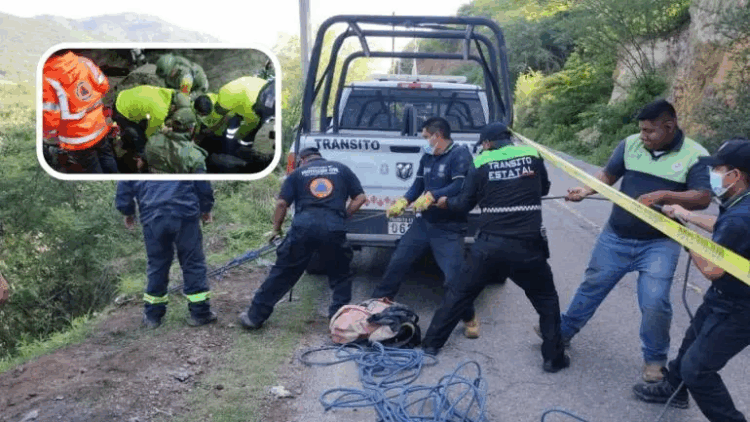 Mueren siete personas tras caída de autobús a río en Guerrero