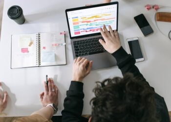 Normas de Información de Sostenibilidad oportunidad para las empresas por De la Paz, Costemalle DFK