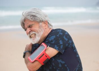 El Dr. Manrique Ávila aclara las posibles causas y soluciones del dolor de hombro al levantar el brazo