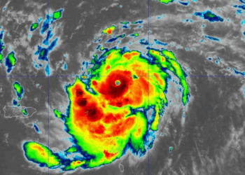 ‘Erin’ se vuelve poderoso y roza huracán Categoría 5