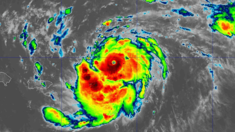 ‘Erin’ se vuelve poderoso y roza huracán Categoría 5