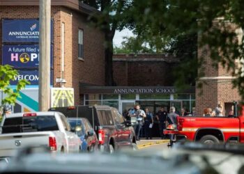 Tiroteo en una escuela católica de Minneapolis deja 2 muertos y 17 heridos