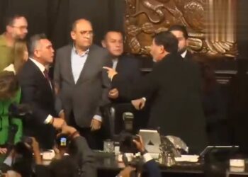 De los gritos y golpes pasan a las denuncias; Alejandro Moreno se lanza contra Noroña