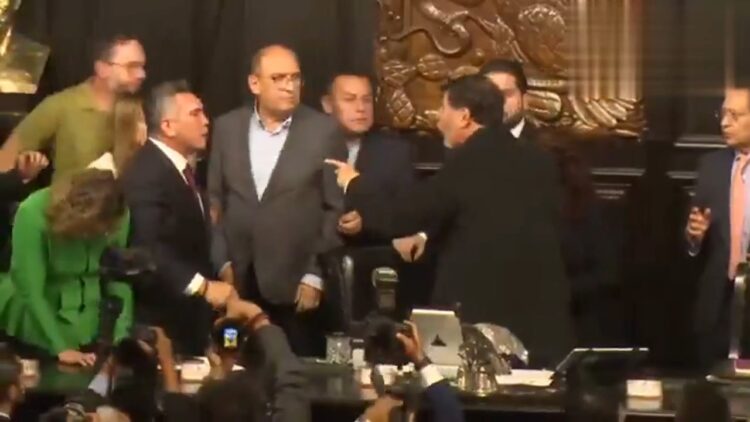 De los gritos y golpes pasan a las denuncias; Alejandro Moreno se lanza contra Noroña