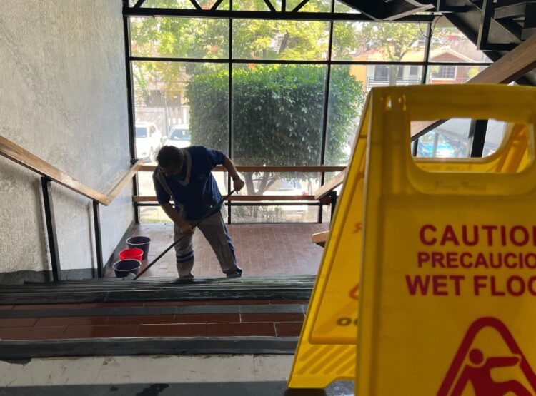 Señalan a funcionario del ISSSTE por posible intervención irregular en licitación de limpieza