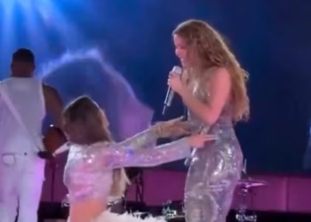 ¡Shakira y Belinda juntas! Cantantes sorprenden al cantar ‘Día de enero’ en el Estadio GNP