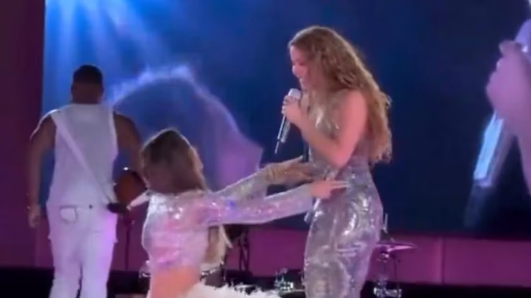 ¡Shakira y Belinda juntas! Cantantes sorprenden al cantar ‘Día de enero’ en el Estadio GNP