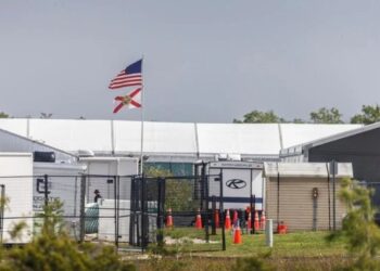 A un mes de su apertura, “Alligator Alcatraz” se convierte en modelo para próximos centros migratorios