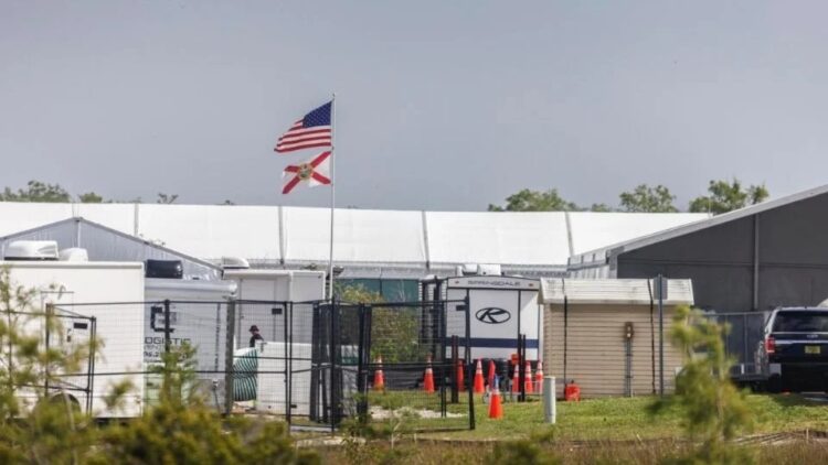 A un mes de su apertura, “Alligator Alcatraz” se convierte en modelo para próximos centros migratorios