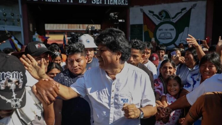 Evo Morales acude a casilla de Bolivia y anula su voto; acusa fraude del gobierno de Luis Arce