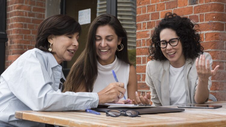 AMEDigital impulsa inclusión digital para mujeres en proceso de reinserción social
