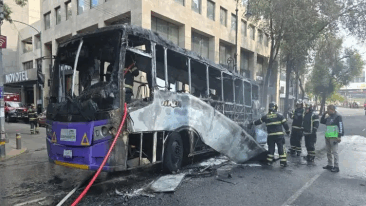 Autobús de transporte público se incendia en el Centro Histórico
